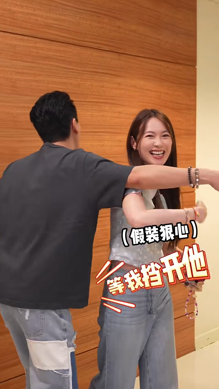 黃宗澤慢鏡步向蔡潔。