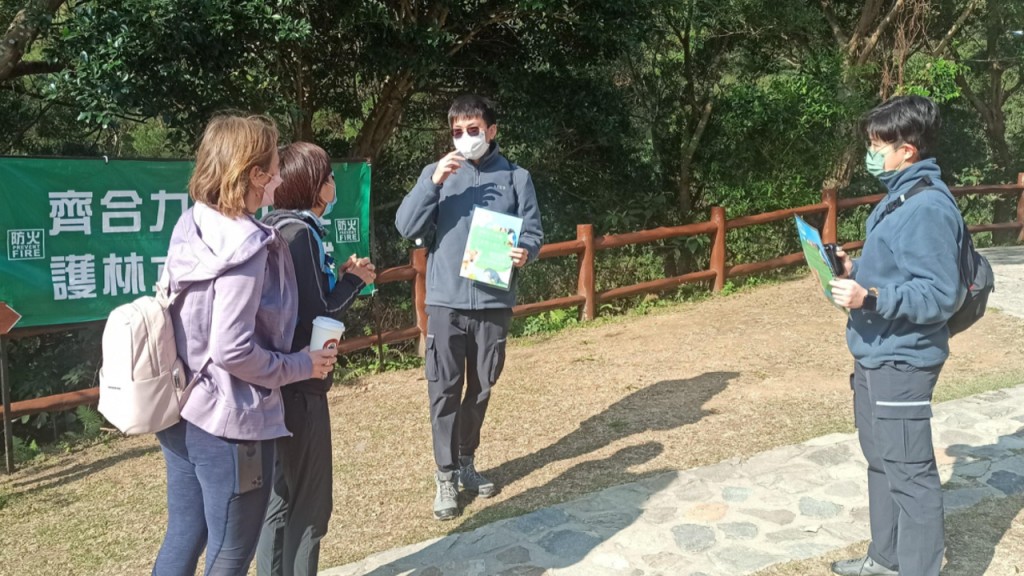 漁護署人員加強巡邏郊野,促市民戴好口罩。政府新聞處圖片