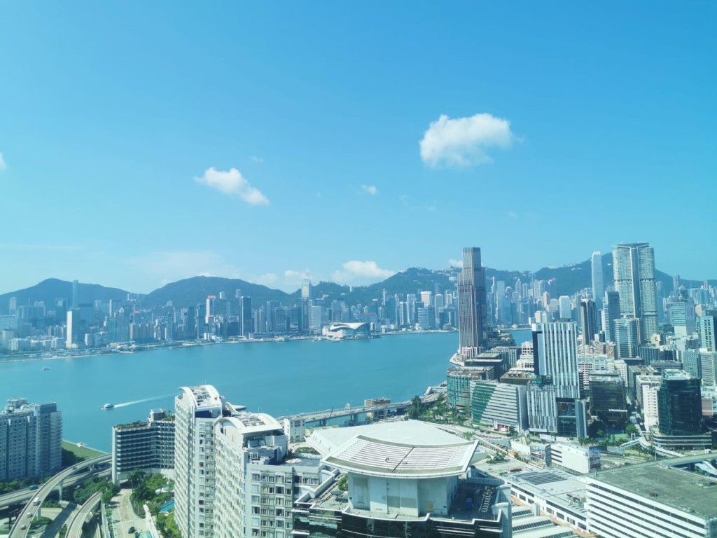 單位坐向正南,可眺望維港煙花美景及市景。