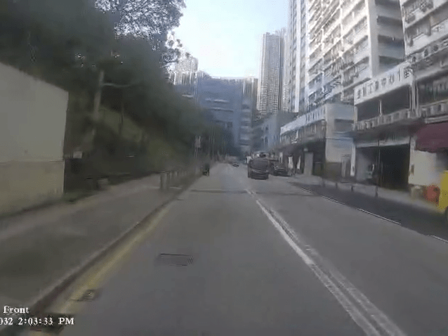 幪面鐵騎士駕駛電單車突然閘停一部車輛，用意不明。FB：King Pong Cheong@車Cam L（香港群組）