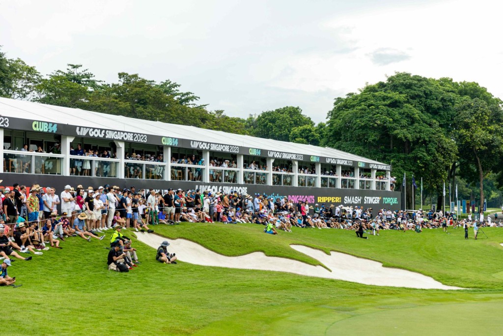 在 LIV Golf 新加坡站最后一轮比赛，高尔夫球迷聚集在第 18 号果岭的 Club 54 内外 (图片：LIV Golf)