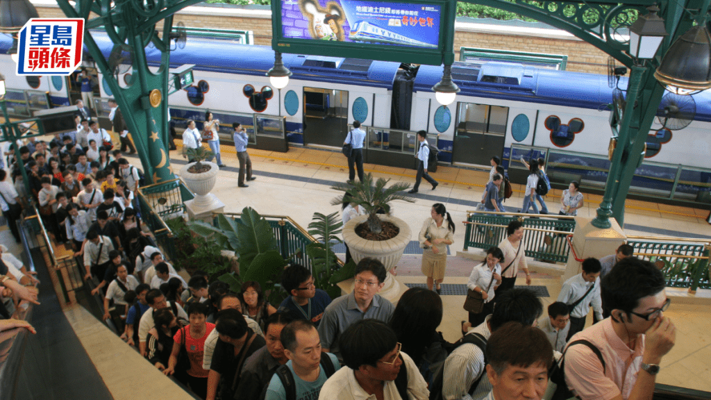 港鐵公司將於明日(22日)起加強迪士尼綫的列車服務,在樂園開放日的繁忙時段。資料圖片