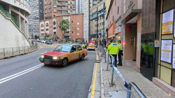 的士撞倒男途人。