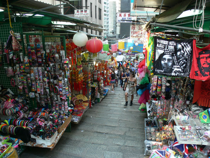 香港现时不少地方名具殖民地时代色彩。图为砵甸乍街。（资料图片）
