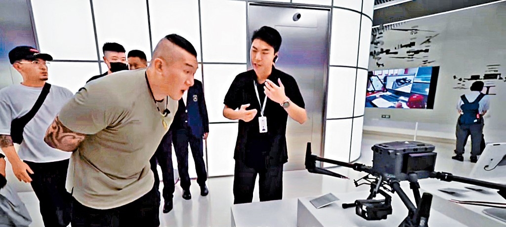  「館長」陳之漢到訪深圳大疆公司，體驗無人機。