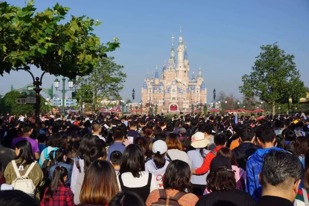 上海迪士尼樂園排隊兩三個小時玩遊戲已成常態。