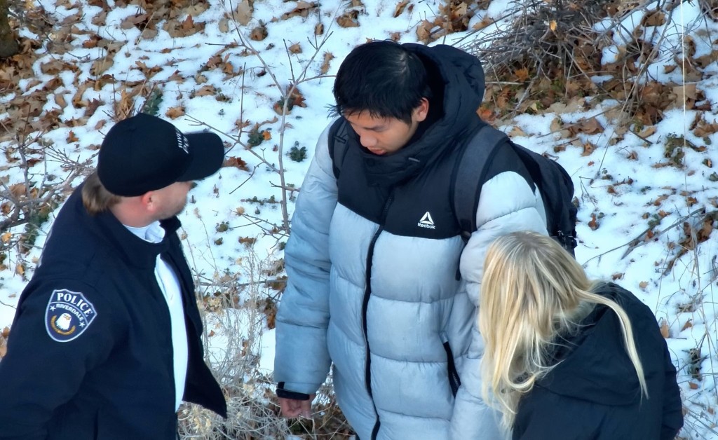 美国警方出动无人机在山区救回遭“网络绑架”的中国交换生庄凯。美国警方