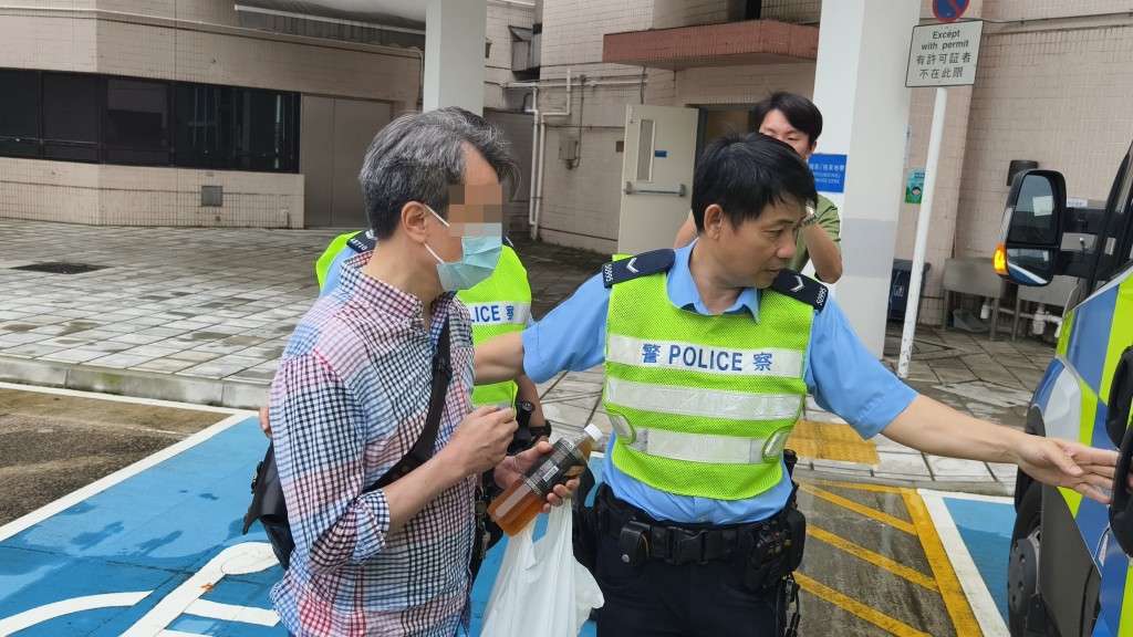 警方经调查后，以涉嫌危险驾驶导致他人死亡拘捕52岁姓杨的七人车司机。