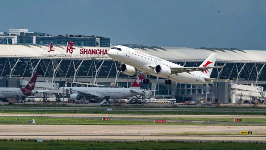 第二架国产C919大型客机今早从上海浦东机场调机飞往上海虹桥机。
