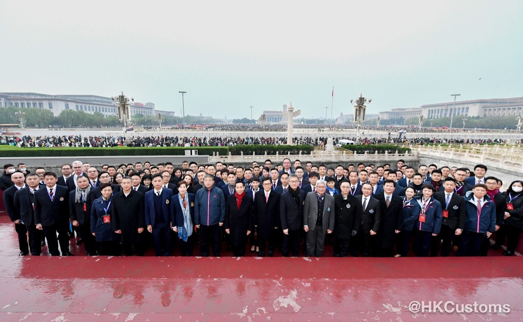 鄧炳強今早帶領紀律部隊首長及人員在天安門觀看升旗儀式。海關facebook圖片