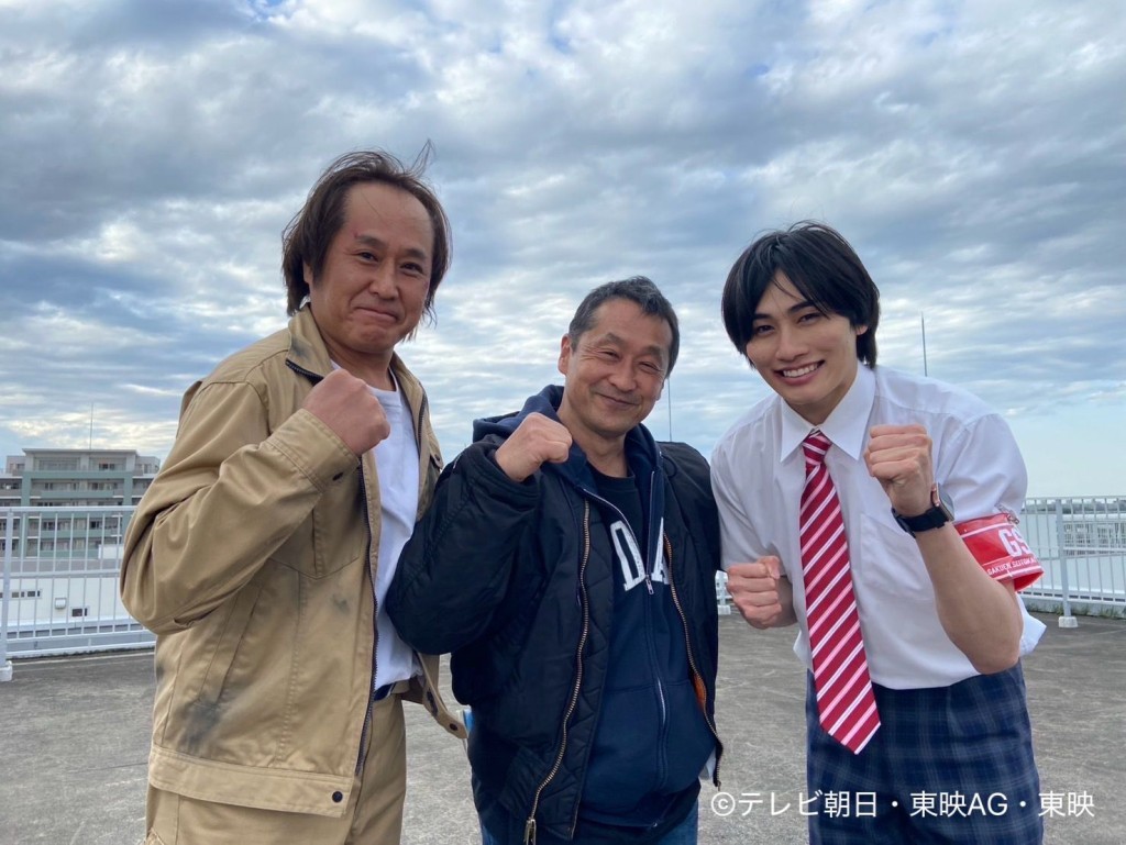 坂本浩一（中）與高岩成二（左） 、寺坂頼我（右）合照。高岩成二是知名皮套演員，代表作有《幪面超人》、《超級戰隊》等。寺坂頼我在《超人托利加》演主角真中劍吾。