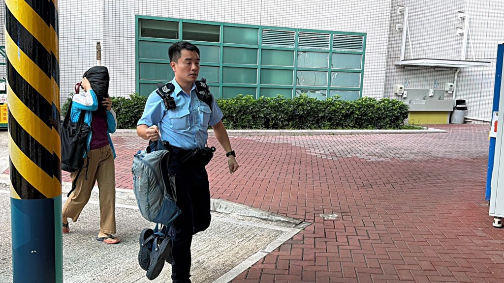 警員陪同另一女子到醫院了解。劉漢權攝 警員陪同另一女子到醫院了解。劉漢權攝