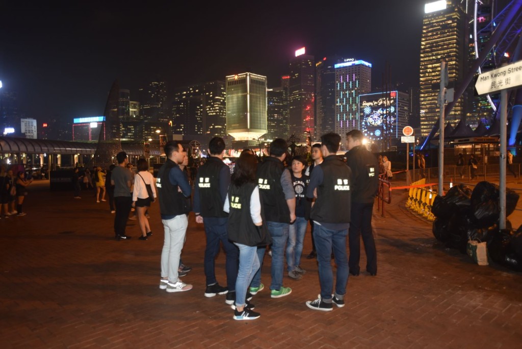 警方派出有組織罪案及三合會調查科、警犬隊、反恐特勤隊及機動部隊等，到場地巡邏搜查戒備。