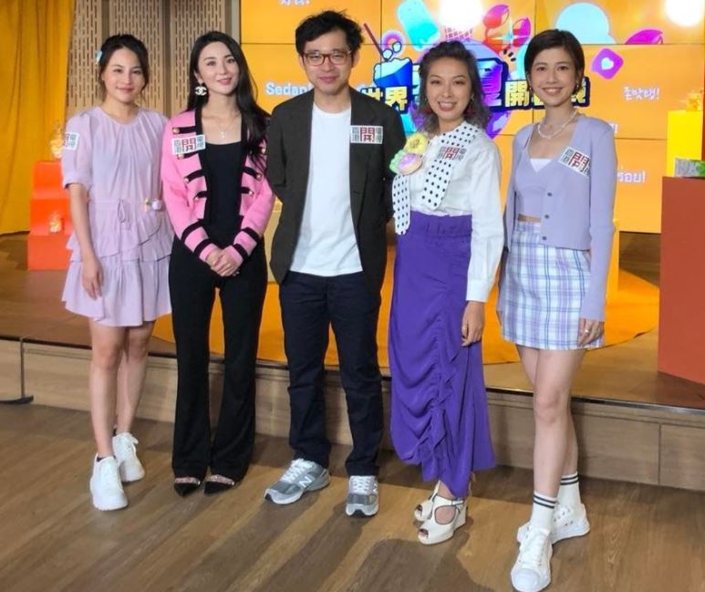 林作和裙美（左二及三）以情侶檔接受《世界零食開倉戰》的訪問。