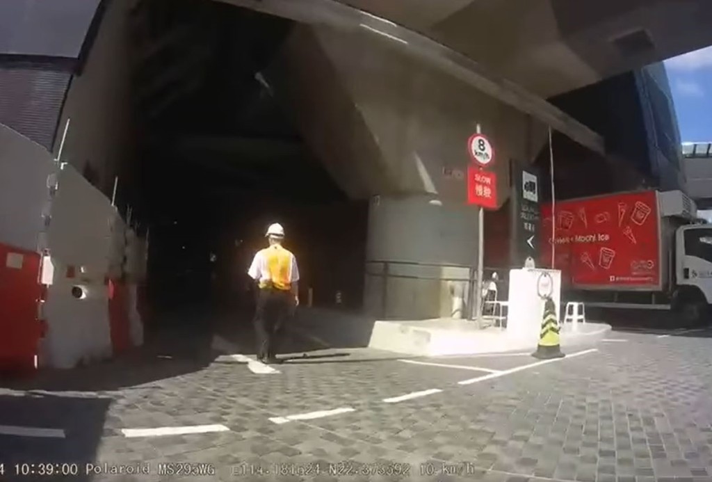 身穿反光衣職員行在路中心擋路，鐵騎士「呠」對方讓路。網上影片截圖