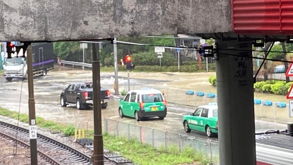 马路顿成一片泽国。香港突发事故报料区fb