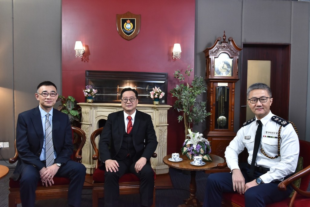 蕭澤頤(右)接受香港律師會會長陳澤銘(中)及全國政協委員蘇紹聰訪問，講解國安法。