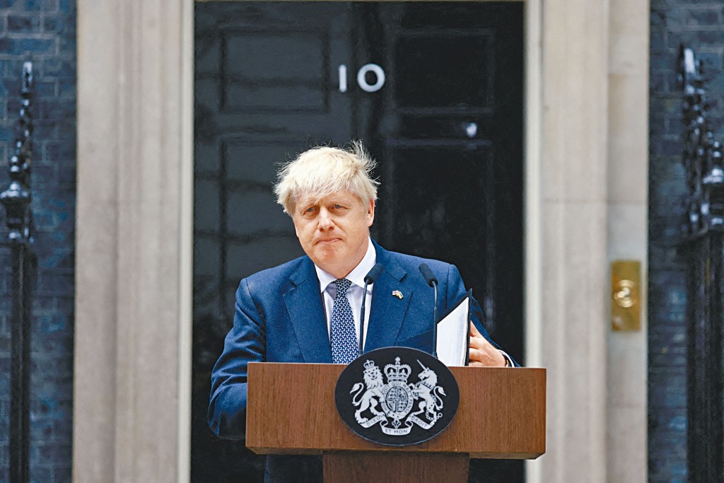 約翰遜周四在倫敦唐寧街十號首相府門外,宣布辭職。
