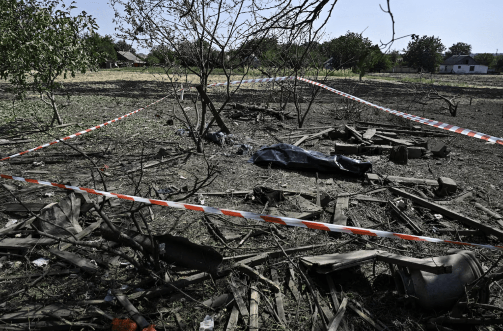 俄罗斯周一动用200 多枚飞弹和无人机狂炸乌克兰15个地区，造成7人死亡。路透社