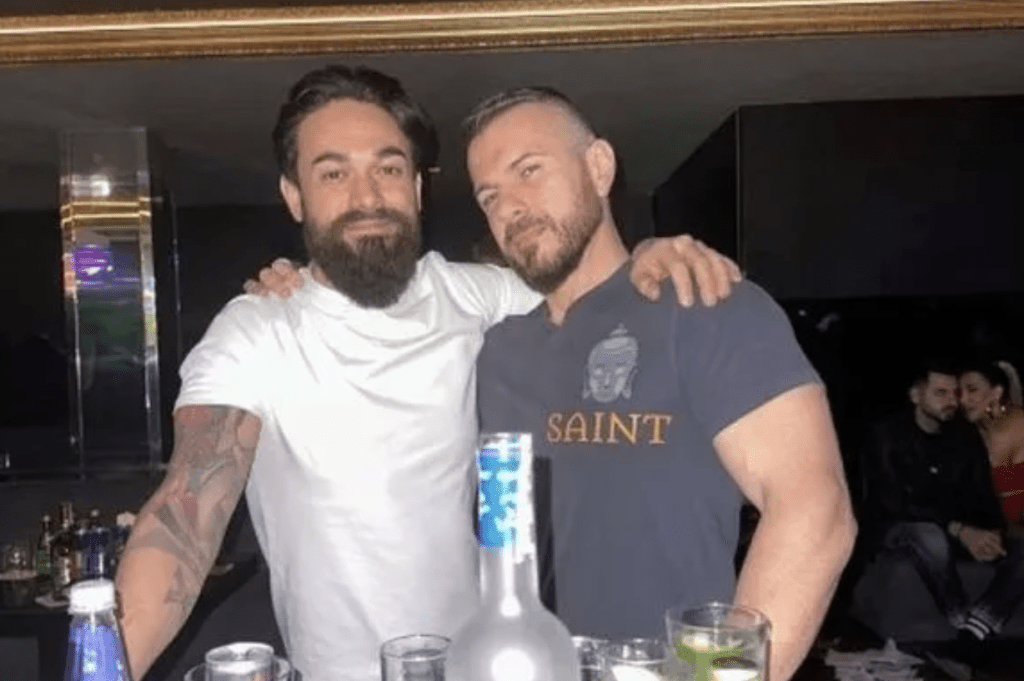 警方拘捕的疑凶手名瓦尔奇诺夫（左），是名酒保，他料与佩耶夫（右）在社交派对上认识。