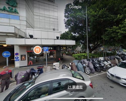 一名坐輪椅的男子昨午在新蒲崗寧遠街越秀廣場附近暈倒。