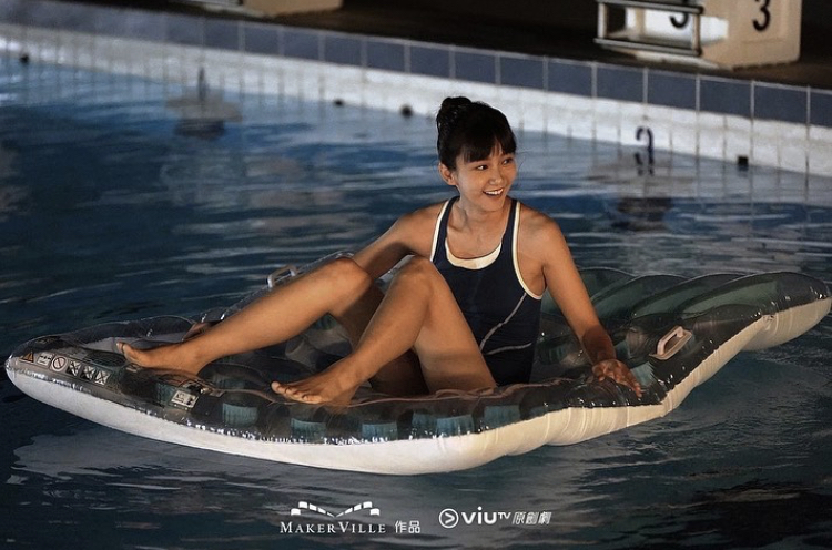 ViuTV新劇《i.SWIM》女角袁澧林（Angela），以一件式的泳衣亮相散發青春魅力。（圖片源自viutv Instagram）