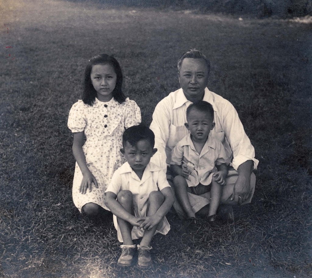 郑明明是家中长女，年幼时在印尼长大。图为她童年与父亲和两个弟弟合照。