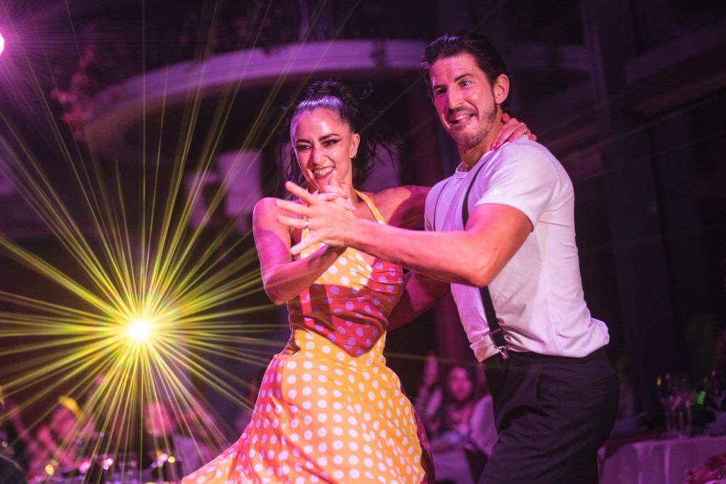 沉浸式歌舞晚宴《皇都之夜》譤請一眾本地及國際專業表演者，包括加拿大著名舞蹈家Katya Virshilas等 。