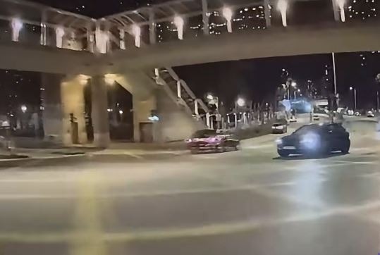 其間私家車右轉入田心街。網上影片截圖
