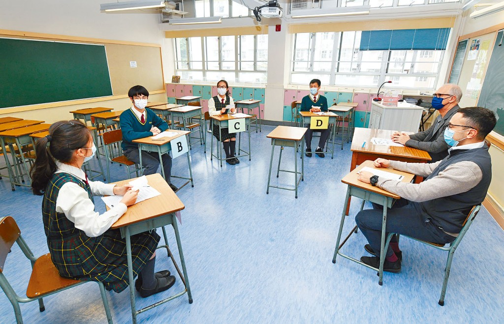 文凭试英文科口试将采防疫安排，考生座位拉阔，中华传道会刘永生中学安排中六生「实测」，学生虽听到发言内容，却发现眼神交流等有困难。