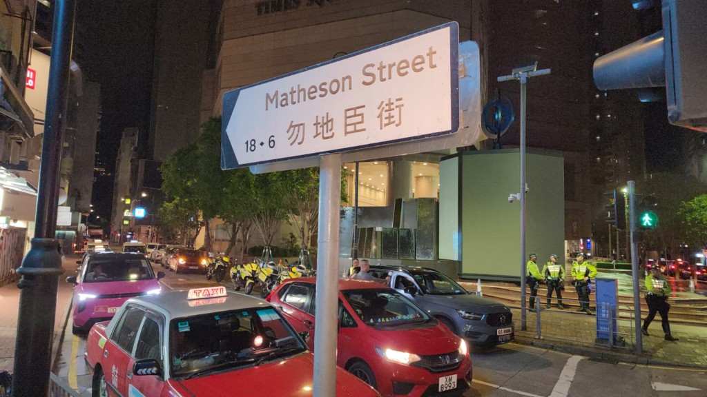 於勿地臣街近羅素街位置,一輛掛有粵港兩地車牌的Volvo私家車行駛期間左搖右攞,遭到警方截查。黎志偉攝 於勿地臣街近羅素街位置,一輛掛有粵港兩地車牌的Volvo私家車行駛期間左搖右攞,遭到警方截查。黎志偉攝