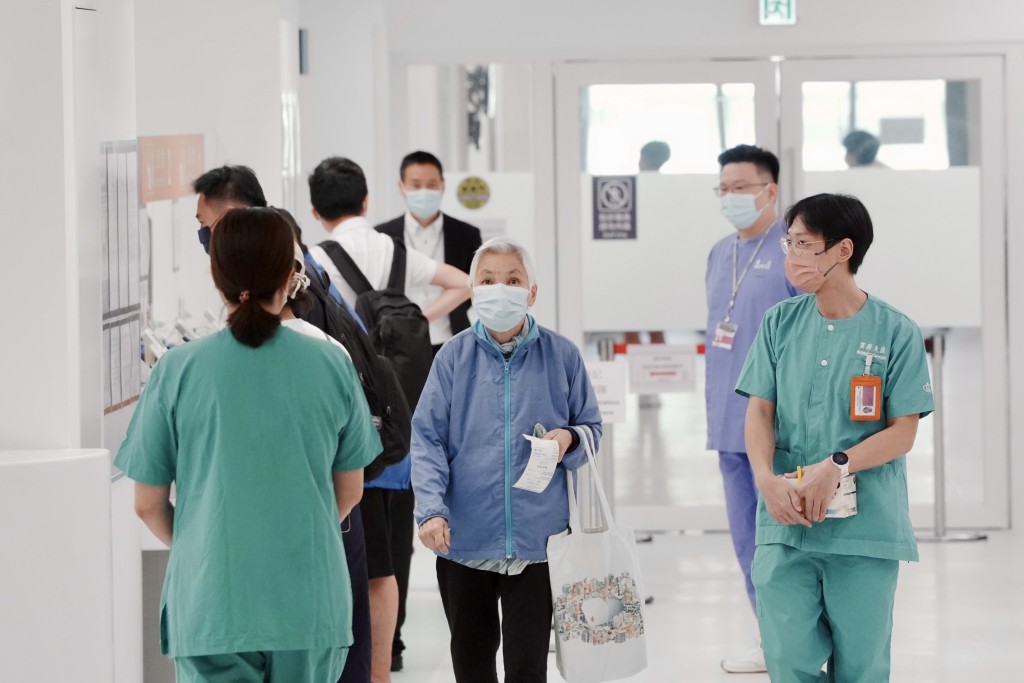 不少病人前來「睇街症」，形容新醫院環境乾淨、服務流程順暢。