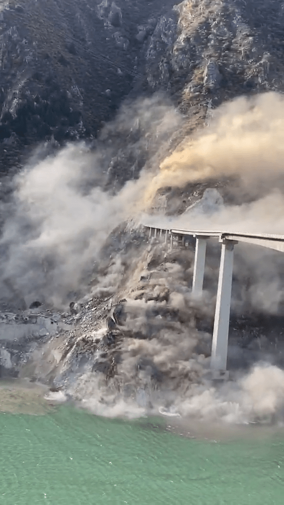 四川阿壩紅旗特大橋垮塌。