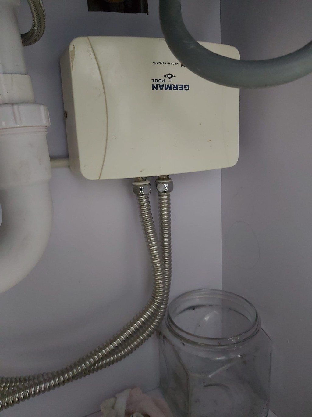 热水器竟然掉转来安装，冷水和热水喉也掉转了。(业主提供相片)