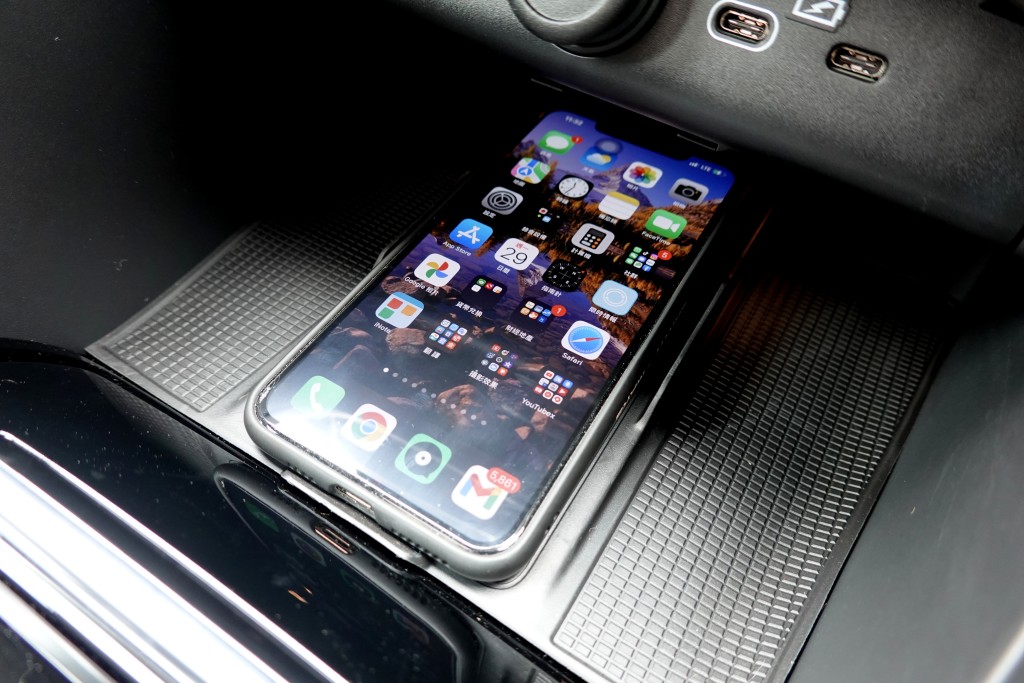 ●原車配有無線手機充電板。