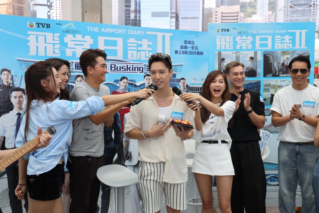 眾人為28歲生日的吳偉豪慶祝。