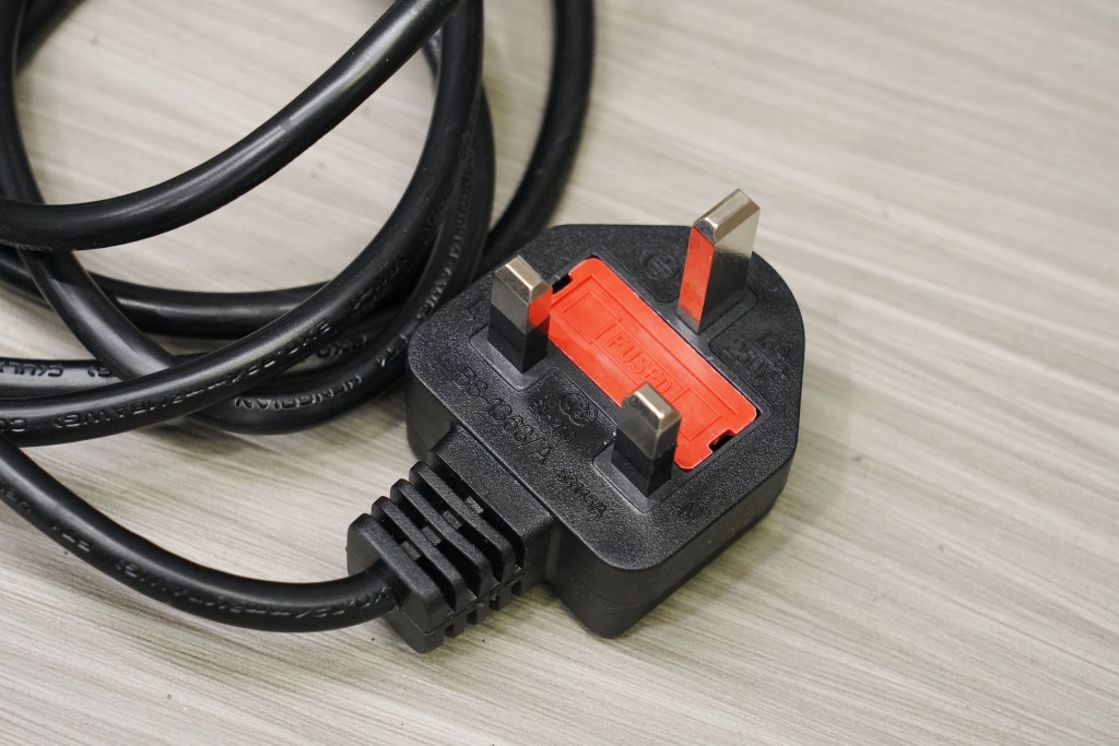 香港使用的電器一般為三腳插頭。 香港使用的電器一般為三腳插頭。