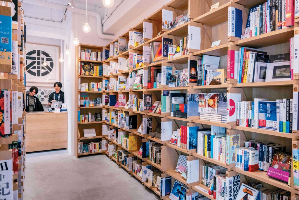 東京這間新概念書店設有「共享書架」，任何人想出售自己的書都可以租用書架。