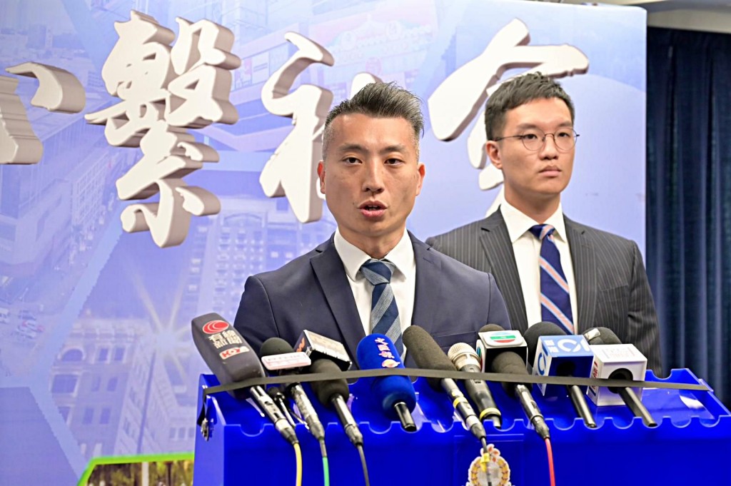 西九龍總區重案組總督察周健鴻（中）講解案情。