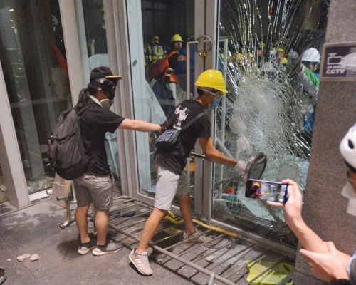 周一（1日）有示威者闖入立法會大樓。資料圖片