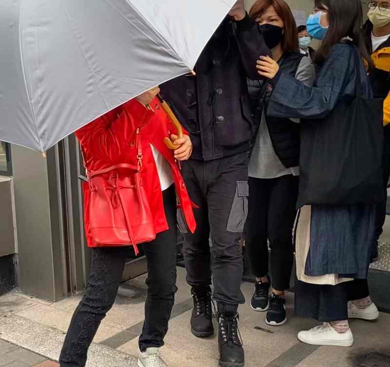 男被告高朗(中間黑鞋者)。陳楚琨攝