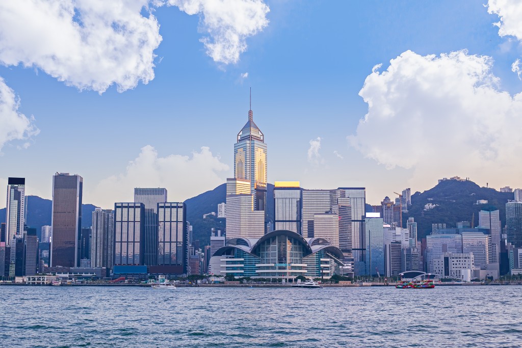 香港有大量分層業權的物業,導致舊樓翻新升級為綠色建築的協調與執行難度較高,進一步限制整體採用率的提升。 香港有大量分層業權的物業,導致舊樓翻新升級為綠色建築的協調與執行難度較高,進一步限制整體採用率的提升。