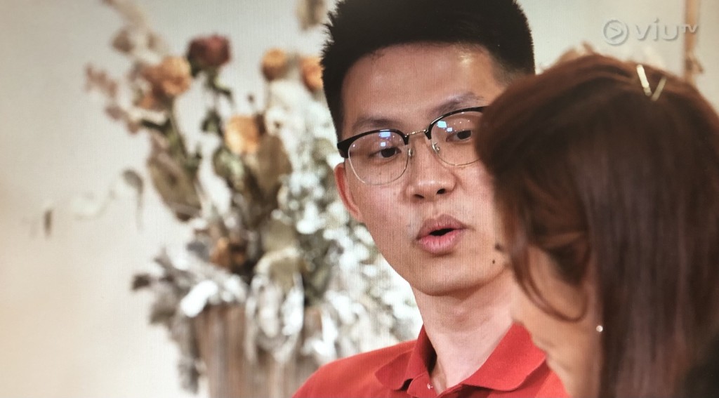 Benson情深款款向老婆讀出情信。