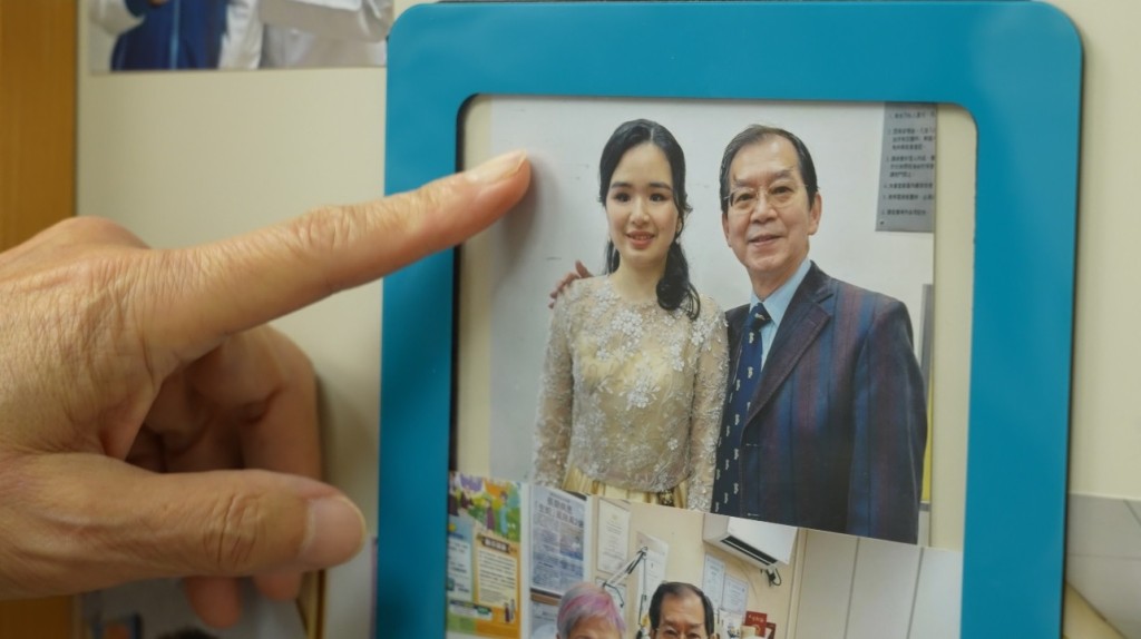 江醫生稱失明女高音蕭凱恩3個月時被診斷出眼癌，需切走雙眼球保命，目前仍定期到診所檢查。