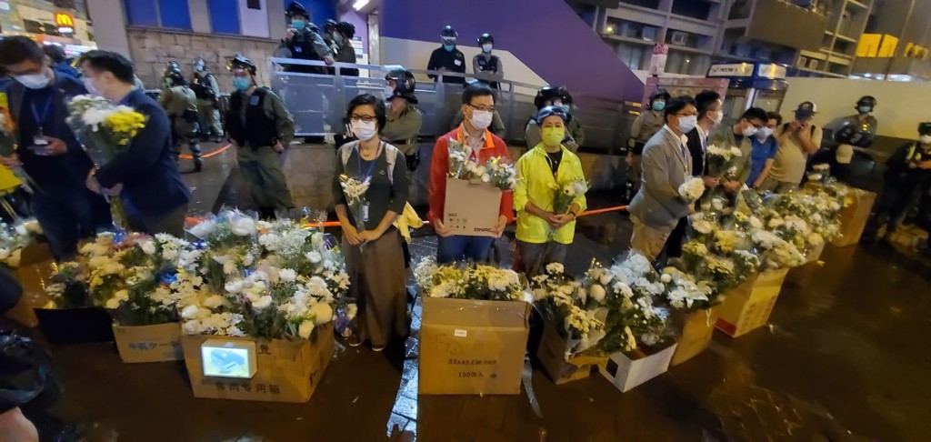 太子站附近有人群聚集