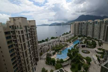 從單位俯瞰內園池，正望吐露港海景，景色怡人。