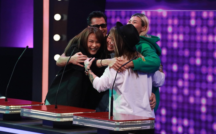 王敏德每次答啱問題，都要同家人相擁慶祝。