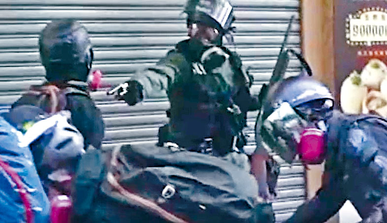 防暴警擎枪制止施袭无果。