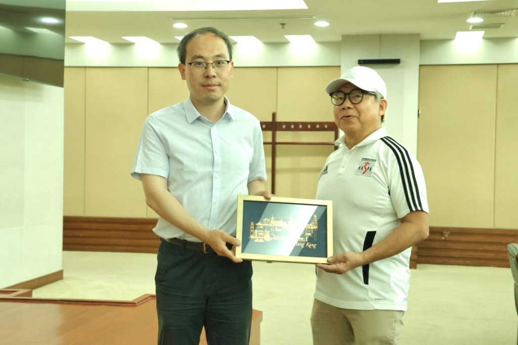 香港體記協會主席趙燦輝（右）向國家體育總局競技體育司有關負責人致送紀念品。