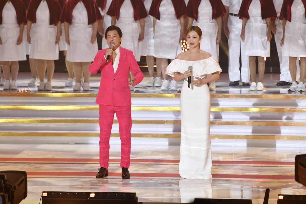 王冰冰與莫華倫10月1日在「國慶文藝晚會」表演，夫妻合唱展歌喉。